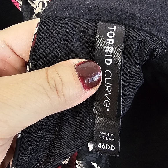 Torrid 46 DD wireless soft cup black bra tattoo style print soft - Picture 3 of 3